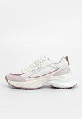 Weiße Sneakers mit pinken Akzenten, ausgestattet mit einem Obermaterial aus Stoff und Wildleder, einer gepolsterten Sohle und einem geschmeidigen, runden Design. Markenlogo an der Seite.