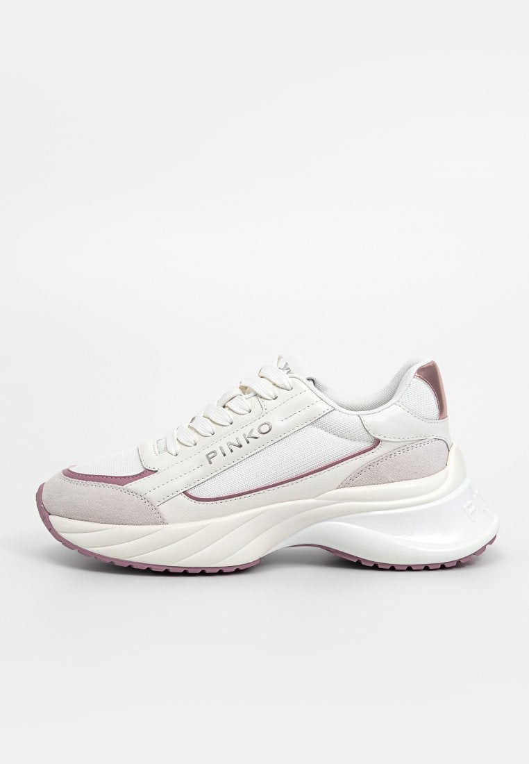 Weiße Sneakers mit pinken Akzenten, ausgestattet mit einem Obermaterial aus Stoff und Wildleder, einer gepolsterten Sohle und einem geschmeidigen, runden Design. Markenlogo an der Seite.