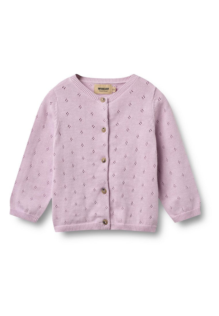 Hellrosa gestrickte Strickjacke mit rundem Ausschnitt, langen Ärmeln und dekorativen Löchern. Verfügt über Holzknöpfe an der Vorderseite.