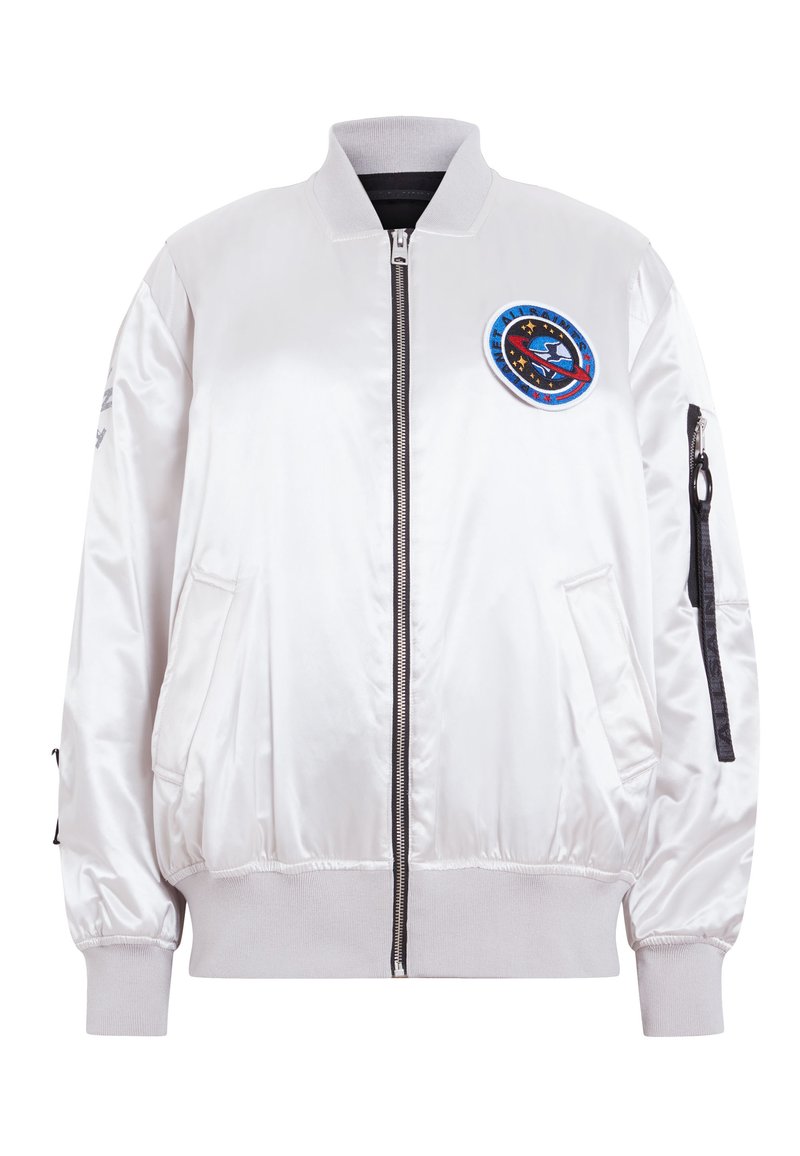 Weiße Satin-B bomberjacke mit einem Reißverschluss an der Vorderseite, gerippten Bündchen, Seiten pockets und einem kreisförmigen, blau und rot gestickten Patch auf der Brust.