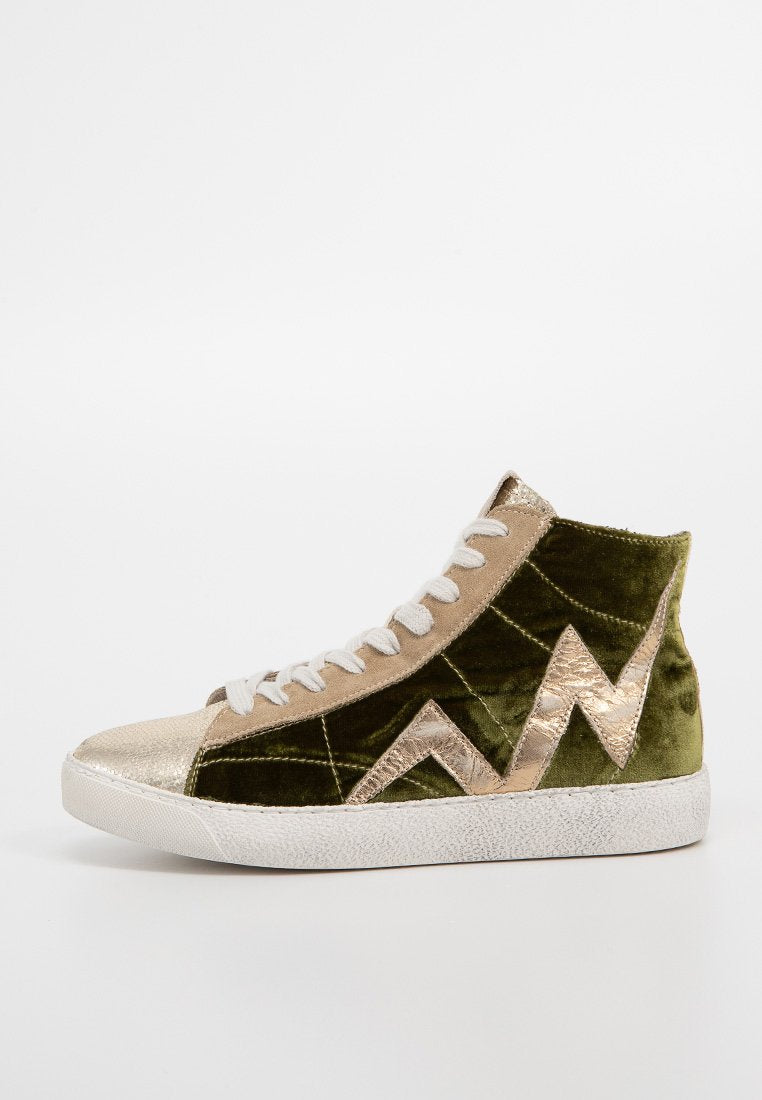 Hochschuh im olivgrünen Samt mit goldenen Akzenten, ausgestattet mit einer weißen strukturierten Sohle und einem Zickzackmuster an der Seite. Klassisches Schnürdesign.