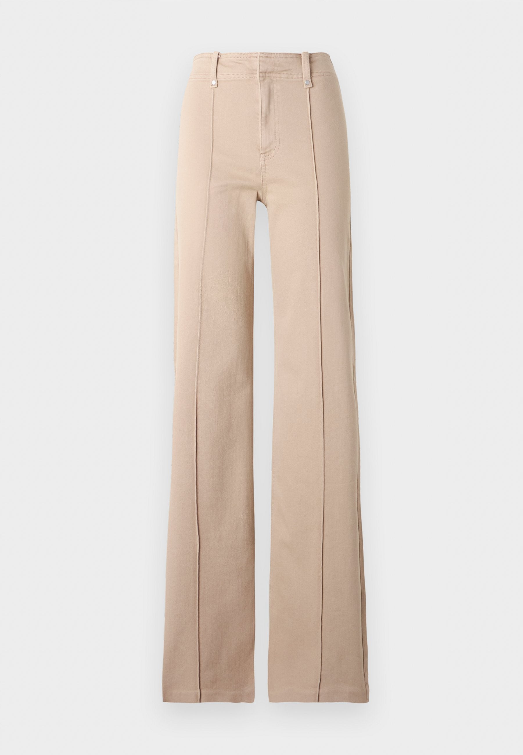Beige, hoch taillierte, weite Hose mit vorderen Nähten, Gürtelschlaufen und einem Reißverschlussverschluss vor einem einfarbigen Hintergrund.