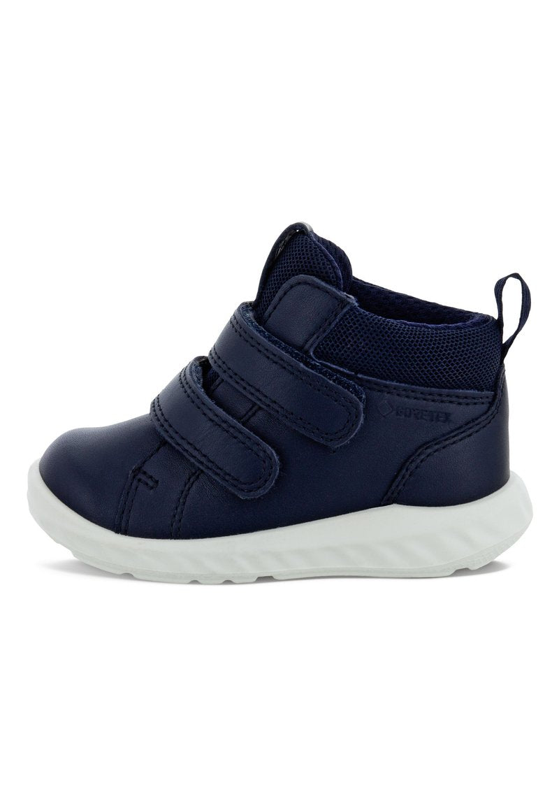 Marineblaue Kinderschuhe mit zwei Klettverschlüssen, aus Leder und Mesh-Material, runder Zehenform, weißer Gummisohle und einer Zuglasche an der Ferse.