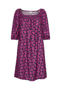 Lila Kleid mit großem pinkfarbenem Blumenmuster, quadratischem Ausschnitt und dreiviertel Puffärmeln. Der Stoff hat eine glatte Textur.