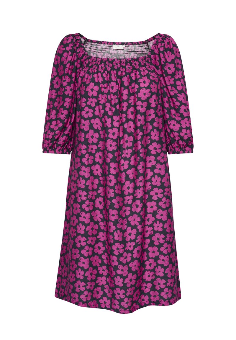Lila Kleid mit großem pinkfarbenem Blumenmuster, quadratischem Ausschnitt und dreiviertel Puffärmeln. Der Stoff hat eine glatte Textur.