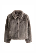 Graue Jacke aus Kunstpelz mit langen Ärmeln, Knopfverschluss und breitem Kragen, entworfen für Wärme und Stil.