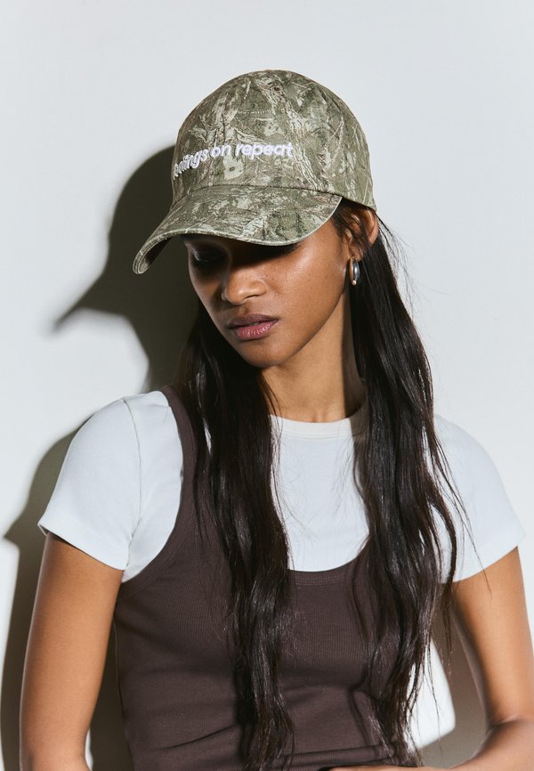 Bershka EMBROIDERED - Cap - green