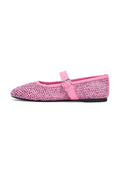 Rosa gewebter Mary-Jane-Flachschuh mit verstellbarem Schnallenriemen und schwarzer Sohle, von der Seite auf weißem Hintergrund gezeigt.