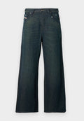 Dunkelblaue Jeans mit weitem Bein, leicht abgenutzt nahe den vorderen Taschen, mit standardmäßiger Knopf- und Reißverschlussleiste.