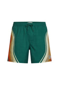 Grüne Badeshorts mit strukturierter Oberfläche, versehen mit mehrfarbigen wellenförmigen Akzenten in Orange, Beige und Dunkelblau, sowie einem elastischen Bund mit Kordelzug.