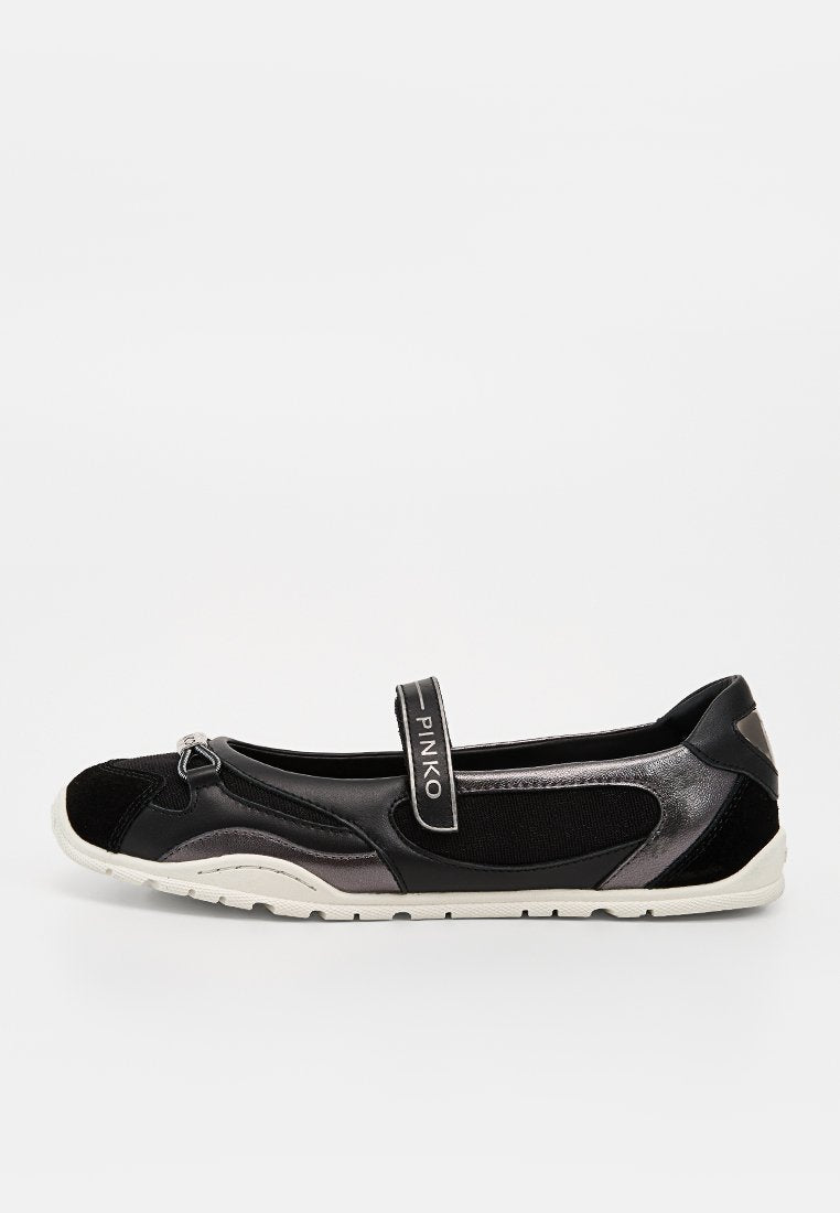Schwarzer und metallischer Damen-Casual-Mary-Jane-Schuh mit weißer Gummisohle, Obermaterial aus Stoff und Leder sowie einem markierten verstellbaren Riemen über dem Rist.