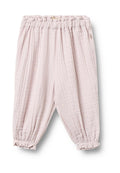 Hellrosa Baumwollhose mit einer strukturierten, zerknitterten Optik, ausgestattet mit einem elastischen Bund und gesmokten Bündchen an den Knöcheln.