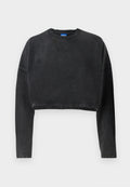 Abgeschnittenes schwarzes Sweatshirt aus weichem Stoff, mit geripptem Hals- und Bündchenabschluss sowie einem dezent Prägung-Logo auf der Vorderseite.