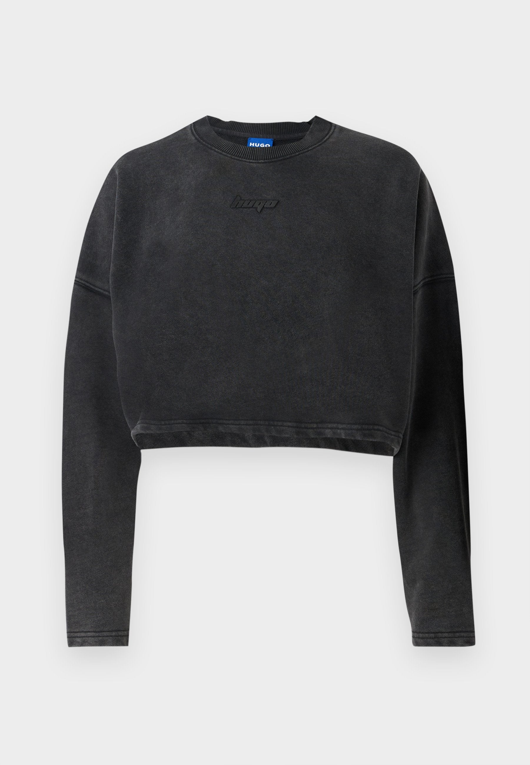 Abgeschnittenes schwarzes Sweatshirt aus weichem Stoff, mit geripptem Hals- und Bündchenabschluss sowie einem dezent Prägung-Logo auf der Vorderseite.