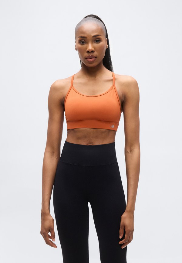 New Balance NB ESSENTIAL YOGA BRA - Light support sports bra - cinnamon
