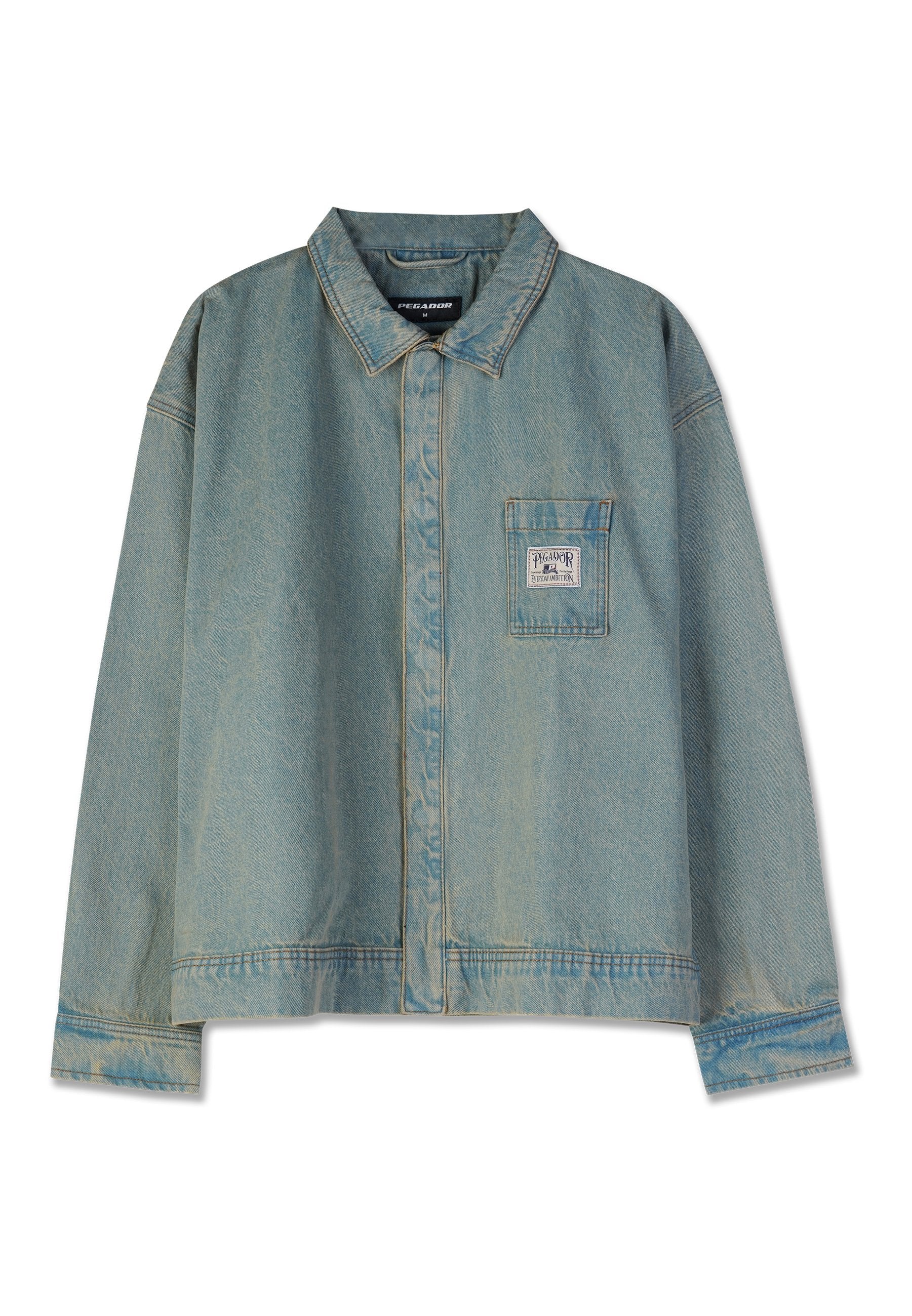 Hellblaues Jeansjackett mit spitzem Kragen, langen Ärmeln, Brusttasche und sichtbaren Nähten; lockere Passform und abgenutzte Textur.