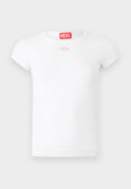 Weiße Kurzarm-Diesel-Damen-T-Shirt mit rotem Logoschild im Kragen und kleinem pinkfarbenen gestickten Emblem unter dem Ausschnitt.