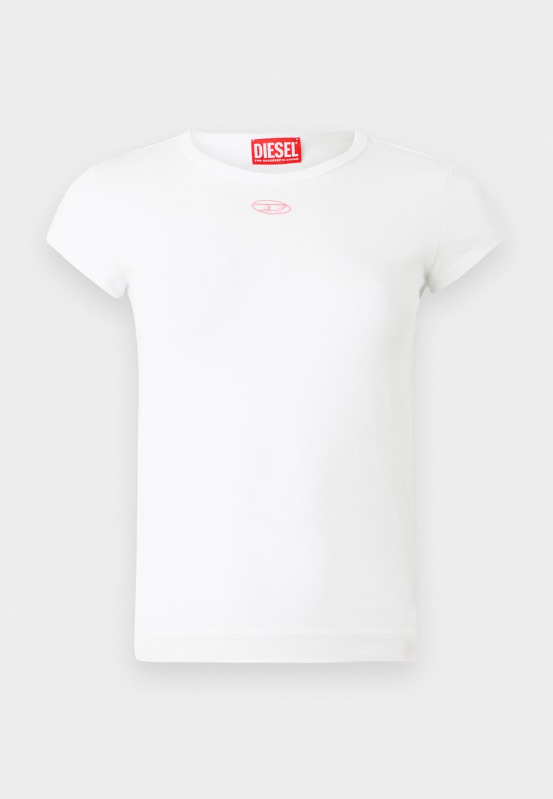 Weiße Kurzarm-Diesel-Damen-T-Shirt mit rotem Logoschild im Kragen und kleinem pinkfarbenen gestickten Emblem unter dem Ausschnitt.