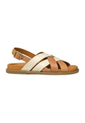 Tannfarbene und cremefarbene Leder-Sandalen mit überkreuzten Riemen, einem verstellbaren Knöchelriemen und einer flachen, tannfarbenen Sohle. Glatte Textur und minimalistisches Design.