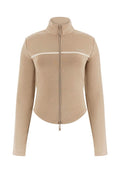 Beige langärmelige Jacke mit Reißverschluss, hohem Kragen, weißem horizontalem Streifen über der Brust und „GUESS“-Logo auf der linken Seite.