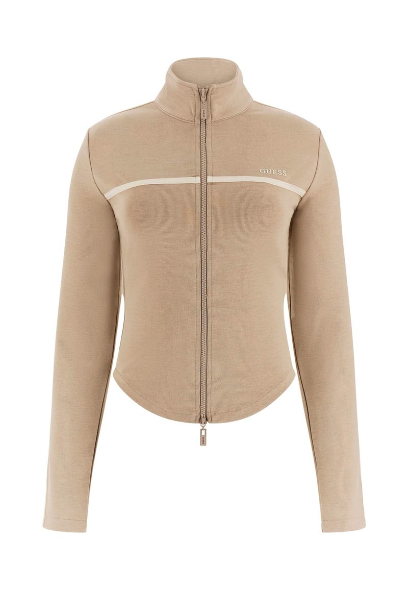 Beige langärmelige Jacke mit Reißverschluss, hohem Kragen, weißem horizontalem Streifen über der Brust und „GUESS“-Logo auf der linken Seite.