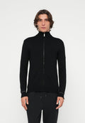 Schwarzer Reißverschluss-Pullover mit hohem Kragen, langen Ärmeln und figurbetontem Schnitt. Das Material wirkt glatt mit minimalen Details.