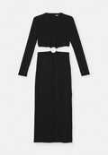 Schwarzes langärmeliges Kleid mit einem geknoteten Design an der Taille und einem kreisförmigen metallischen Akzent, aus glattem Stoff mit bodenlangem Schnitt.