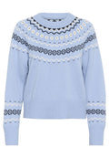 Hellblauer Pullover mit rundem Ausschnitt, der mit gemusterten Akzenten in Schwarz und Weiß versehen ist. Gerippte Bündchen und Saum, weicher Stoff und lässige Passform.