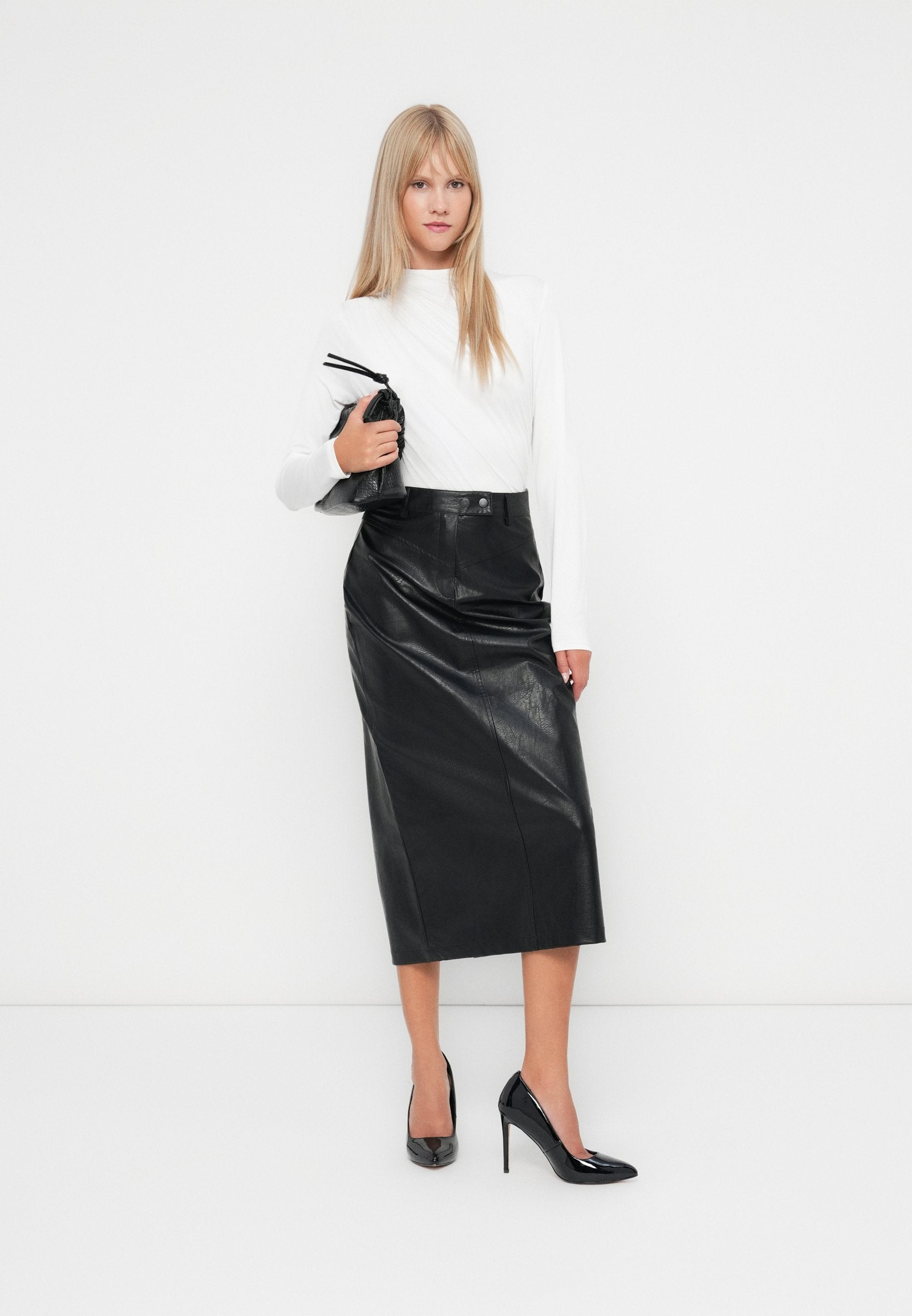 VILA VIZURNA FUNNEL NECK