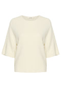 Lockere, crèmefarbene Bluse mit kurzen, ausgestellt geschnittenen Ärmeln und rundem Halsauschnitt. Weicher Stoff, minimalistisches Design, keine Muster oder Verzierungen.