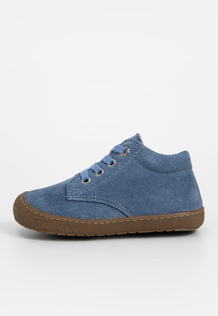 Blaue Wildleder-Ankel-Schuhe mit runder Zehe, brauner Gummisohle und kontrastierenden blauen Schnürsenkeln. Mit Nähdetails an den Seiten.