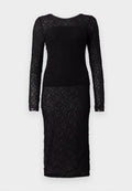 Schwarzes Spitzenkleid mit langen Ärmeln, figurbetontem Schnitt, mit einem gemusterten Textur und rundem Ausschnitt. Bodenlanges Design.