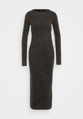 Langes, eng anliegendes Kleid aus dunkelgrauem Rippstrickmaterial. Es hat lange Ärmel und einen runden Halsausschnitt, mit einer glatten Textur und einer schlanken Silhouette.