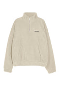 Beige Fleece-Pullover mit einem Viertel-Reißverschluss-Kragen, Fronttasche und schwarzem Text "PEGADOR" auf der linken Brust. Weicher, strukturierter Stoff.