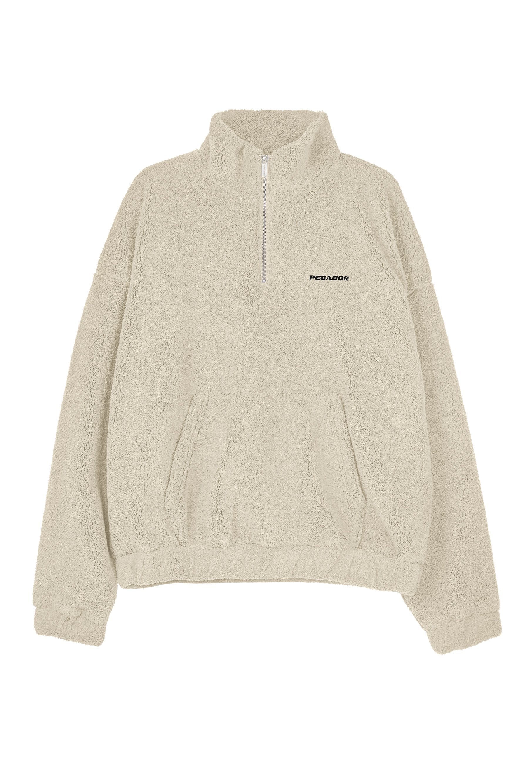 Beige Fleece-Pullover mit einem Viertel-Reißverschluss-Kragen, Fronttasche und schwarzem Text "PEGADOR" auf der linken Brust. Weicher, strukturierter Stoff.