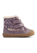 Lila Stiefel mit Blumenmuster, strukturiertem Leder, zwei verstellbaren Klettverschlüssen, weicher cremefarbener Kunstfell-Innensohle und Gummi-Außensohle.