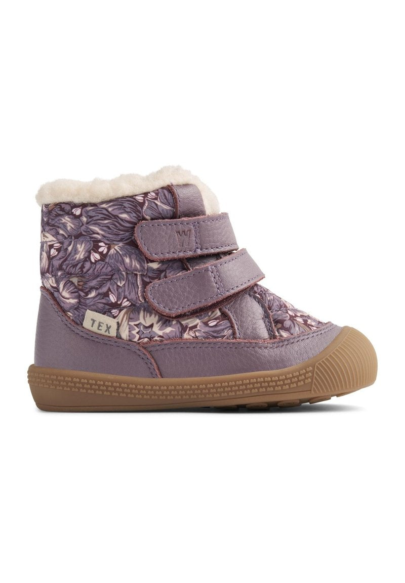Lila Stiefel mit Blumenmuster, strukturiertem Leder, zwei verstellbaren Klettverschlüssen, weicher cremefarbener Kunstfell-Innensohle und Gummi-Außensohle.