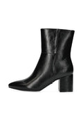 Schwarze Leder-Stiefelette mit spitzem Fuß und Blockabsatz. Glatte Oberfläche, Wadenhöhe und minimales Branding-Detail an der Seite.