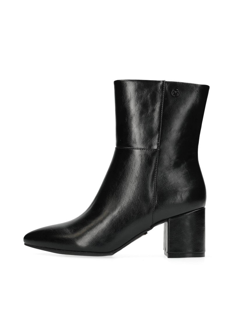 Schwarze Leder-Stiefelette mit spitzem Fuß und Blockabsatz. Glatte Oberfläche, Wadenhöhe und minimales Branding-Detail an der Seite.