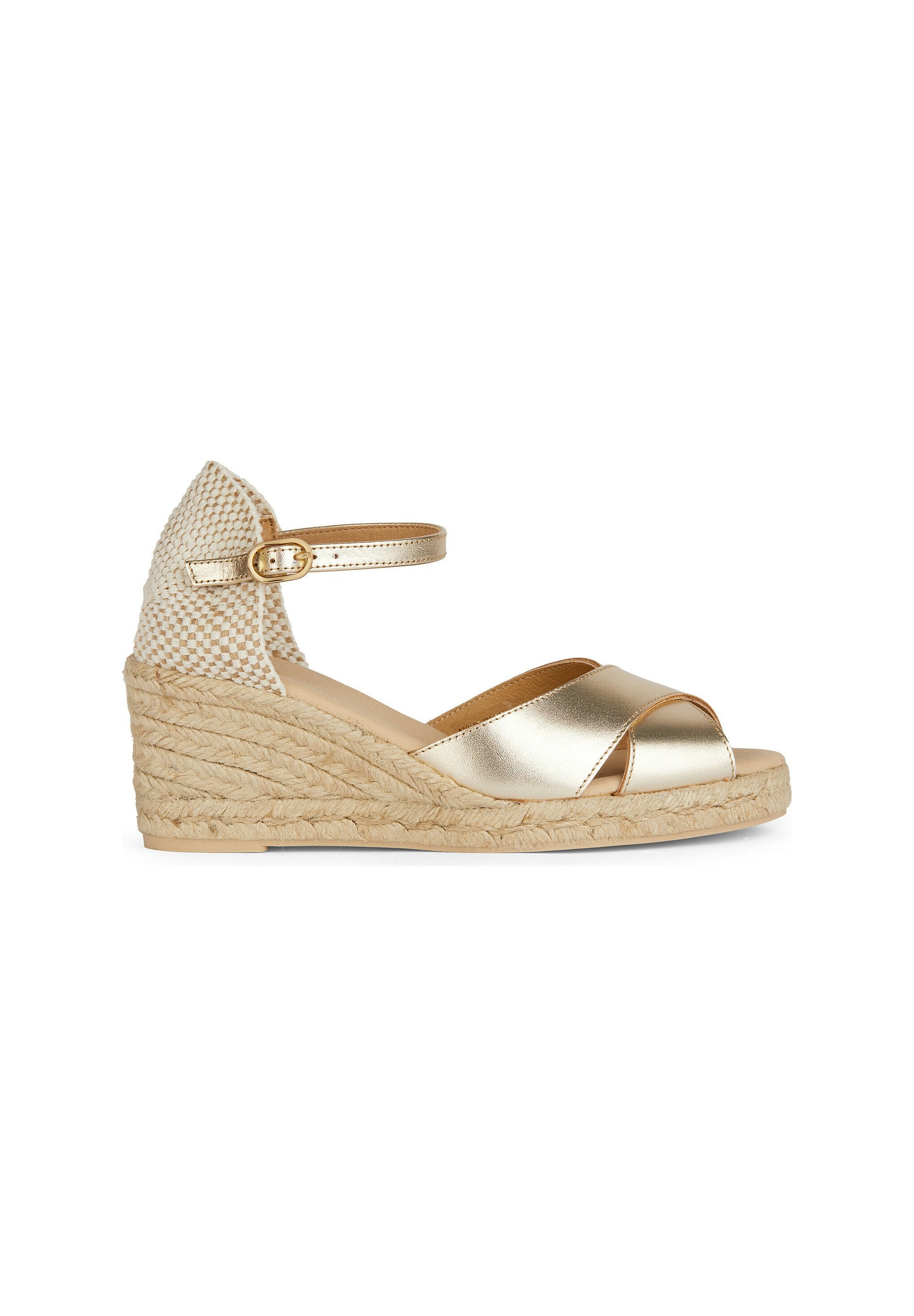 Goldfarbene, metallische Wedge-Sandalen mit kreuzenden Riemen und einem strukturierten, beigen Textilrücken. Jutemantel um die Zwischensohle, Knöchelriemen mit Schnalle.