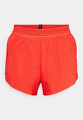 Rote Sportshorts aus leichtem Stoff mit einem elastischen Bund, seitlichen Taschen und einem kleinen schwarzen Logo am Saum.