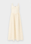 Ärmelloses langes cremefarbenes Kleid mit hellgelbem Blumenmuster und geraffter Taille.
