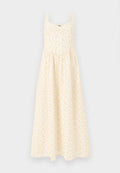 Ärmelloses langes cremefarbenes Kleid mit hellgelbem Blumenmuster und geraffter Taille.