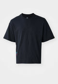 Schwarzes Kurzarm-T-Shirt aus Baumwolle mit einem klassischen Rundhalsausschnitt und einem kleinen bunten Logodetail an der Seite.