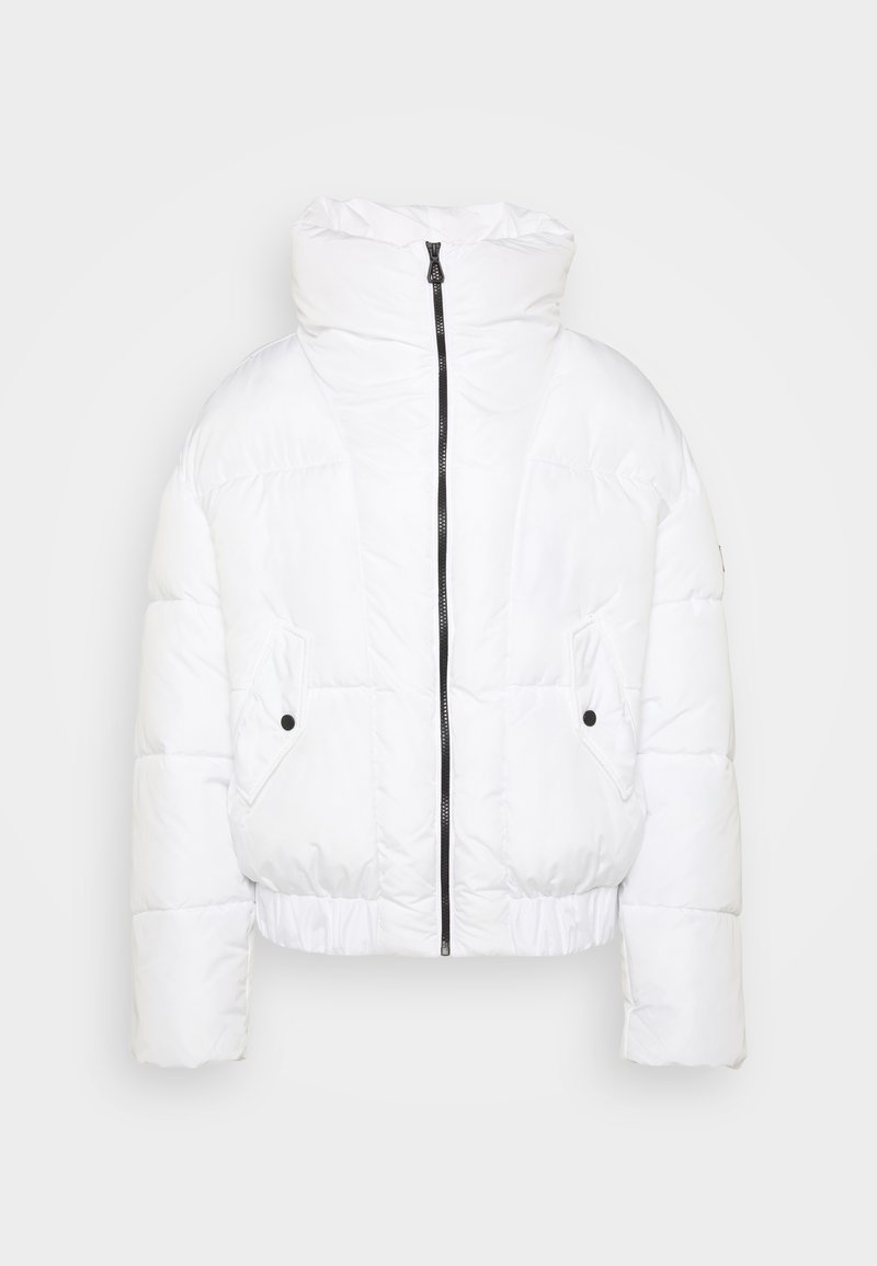 Weißer Pufferjacke mit hohem Kragen, Frontreißverschluss und zwei schwarzen Druckknopf-Taschen. Gepolsterte Textur und verkürztes Design.