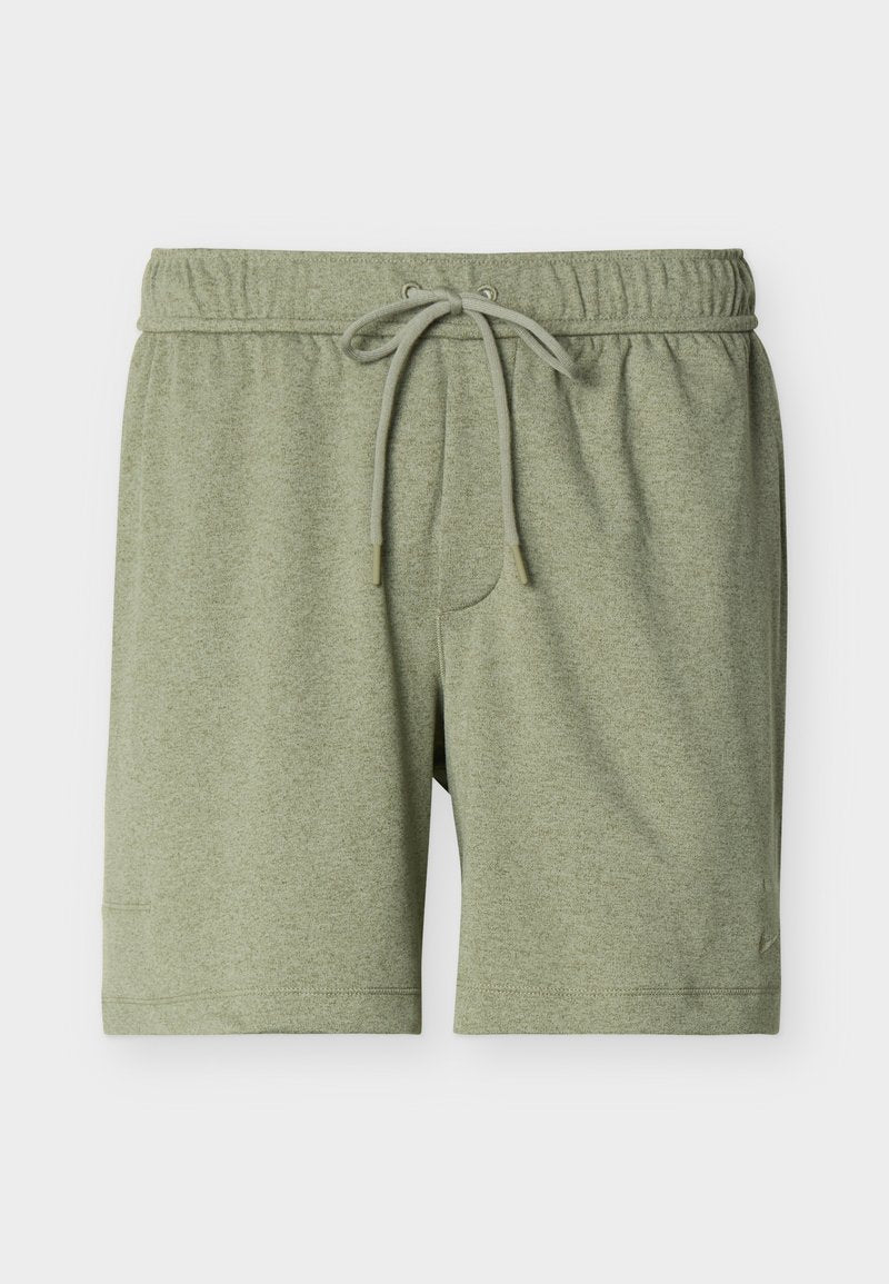 Hellgrüne Shorts mit Kordelzug, elastischem Bund und dezenter Textur, flach auf weißem Hintergrund dargestellt.