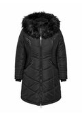 Schwarze gepolsterte Jacke mit einer Kapuze aus Kunstfellbesatz, gestepptem Design, Reißverschluss und zwei Fronttaschen. Texturierte Ärmel mit gerippten Manschetten.