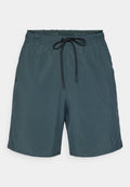 Herren Badeshorts aus dunkelblauem Stoff mit elastischem Bund, verstellbarem Kordelzug und seitlichen Taschen. Nike-Logo am unteren Saum.
