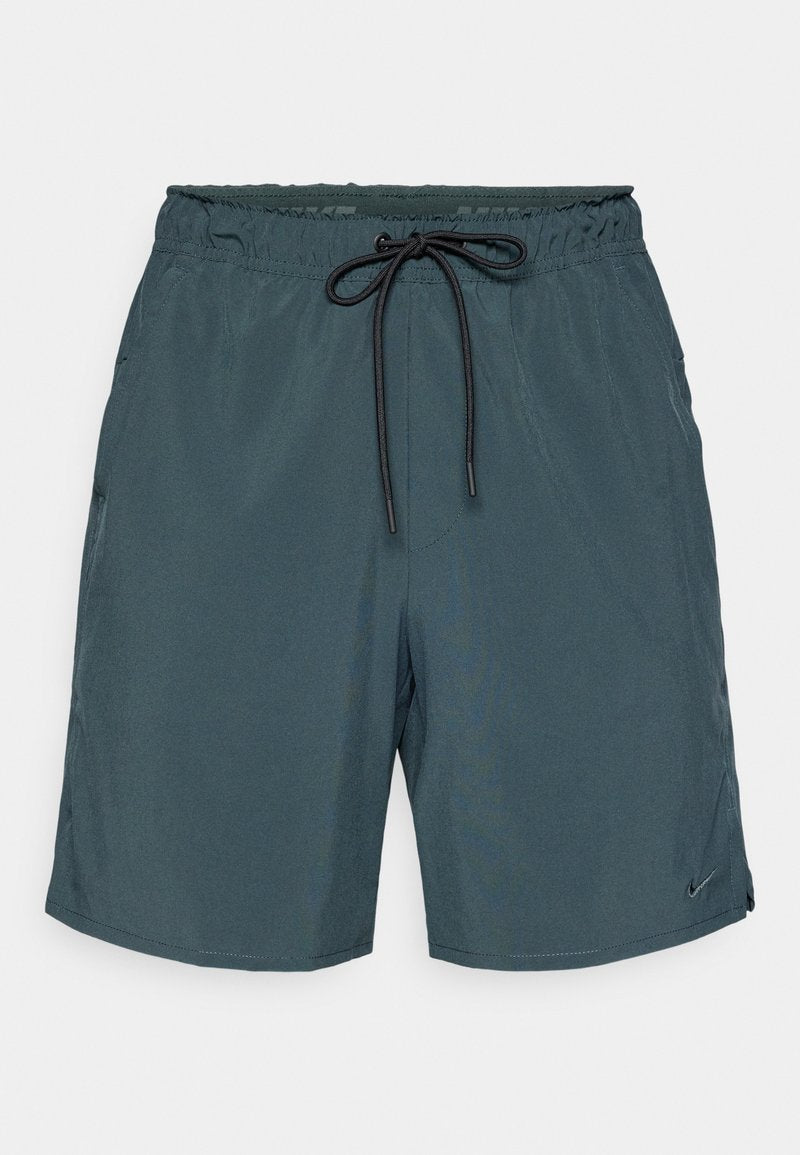 Herren Badeshorts aus dunkelblauem Stoff mit elastischem Bund, verstellbarem Kordelzug und seitlichen Taschen. Nike-Logo am unteren Saum.