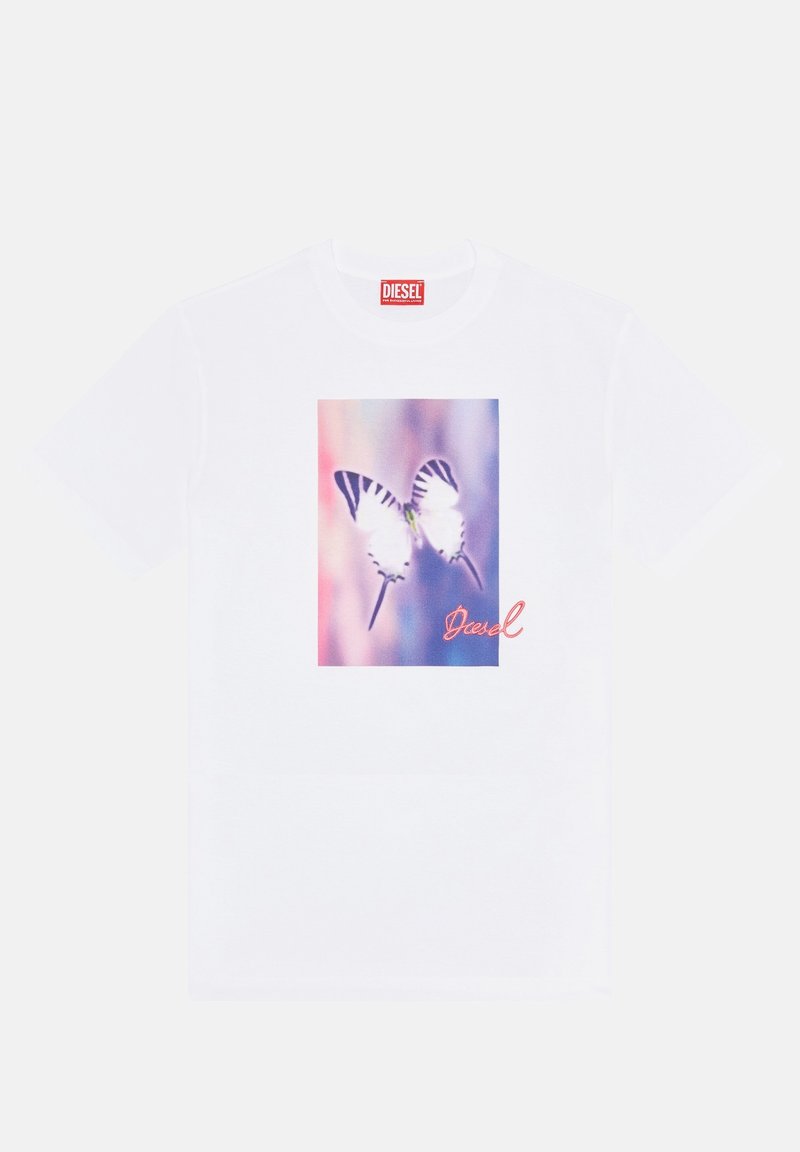 Weißes Baumwoll-T-Shirt mit einem Schmetterlingsmotiv in sanften Farben, zentriert über dem Wort "Diesel" in rosa Schreibschrift.